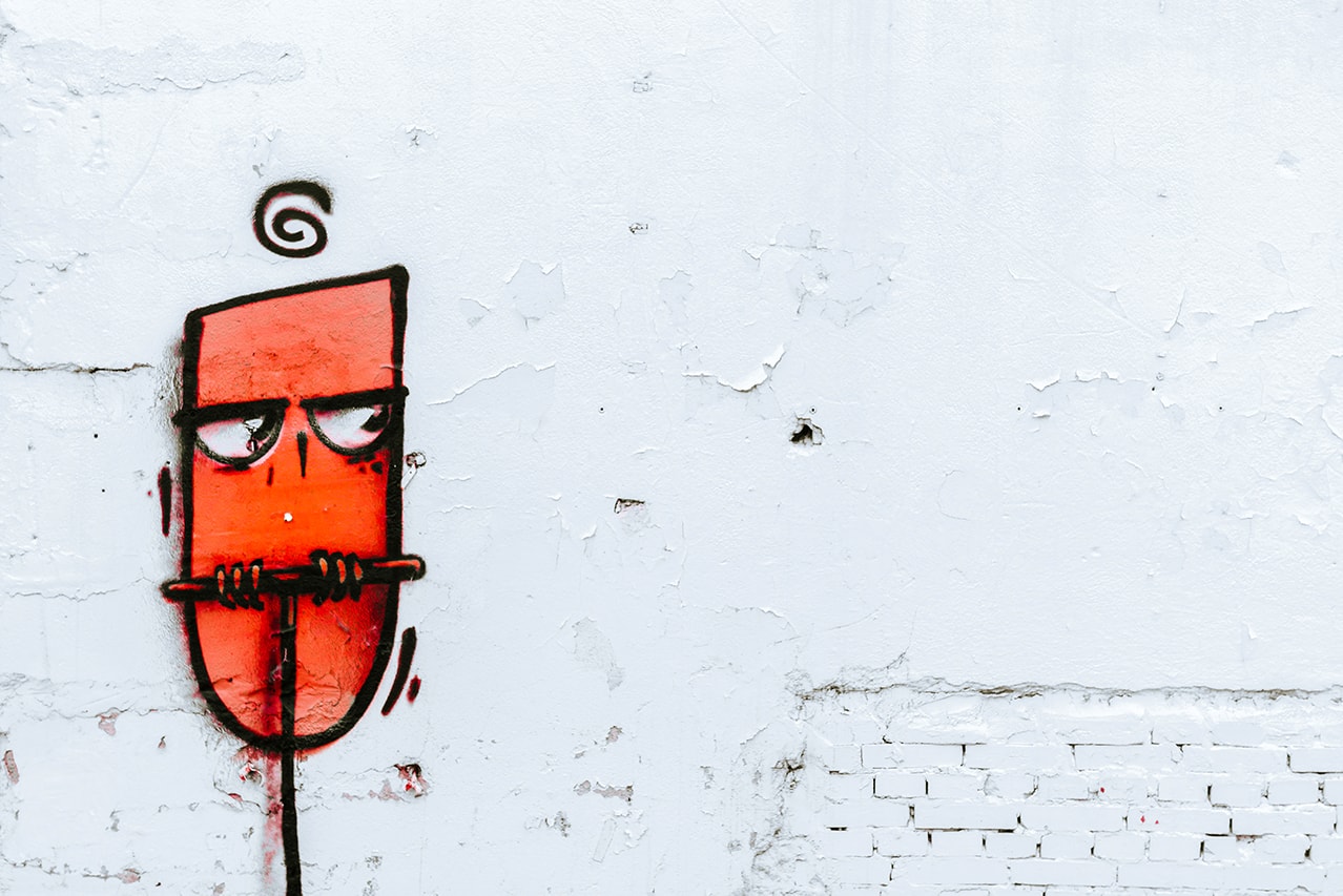 Wall art of a red owl looking doubtedly to the side | Photo by Paweł Czerwiński on Unsplash