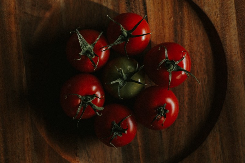 Lay down picture of ripe red and green tomatoes